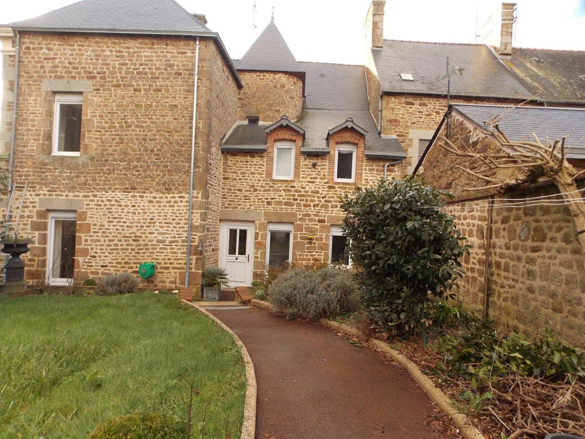 La Vie De Chateau En Toute Amitie Et Simplicite Montaudin Exteriör bild